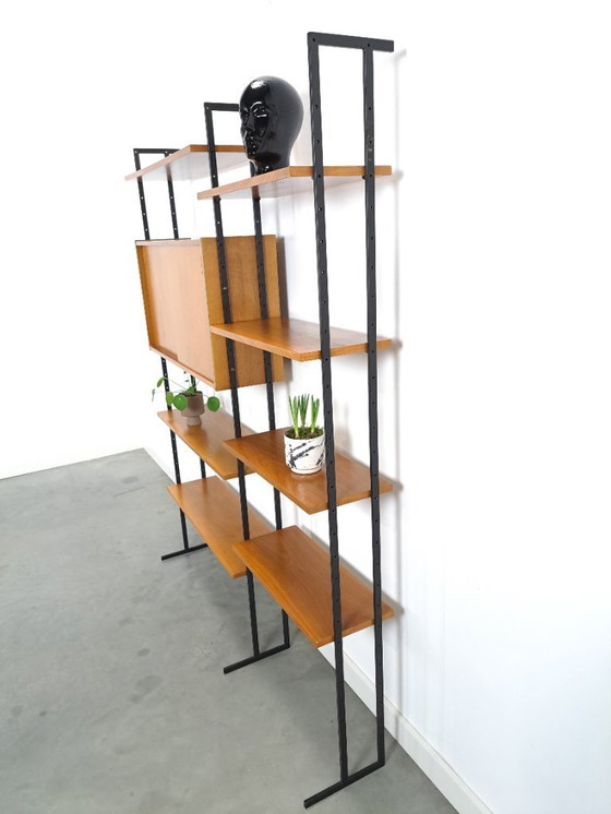 Image 1 of Parete componibile Omnia, Hilker, teak e acciaio nero con ripiani e mobiletto