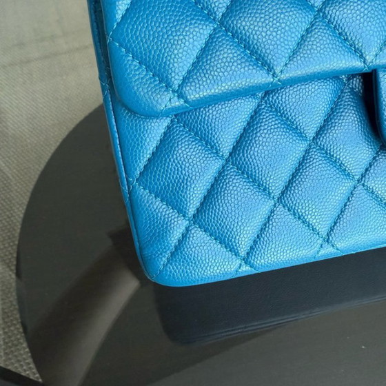 Image 1 of Borsa Chanel Classic Flap Small - Pelle di vitello martellata trapuntata color caviale, blu, con finiture dorate, serie 30