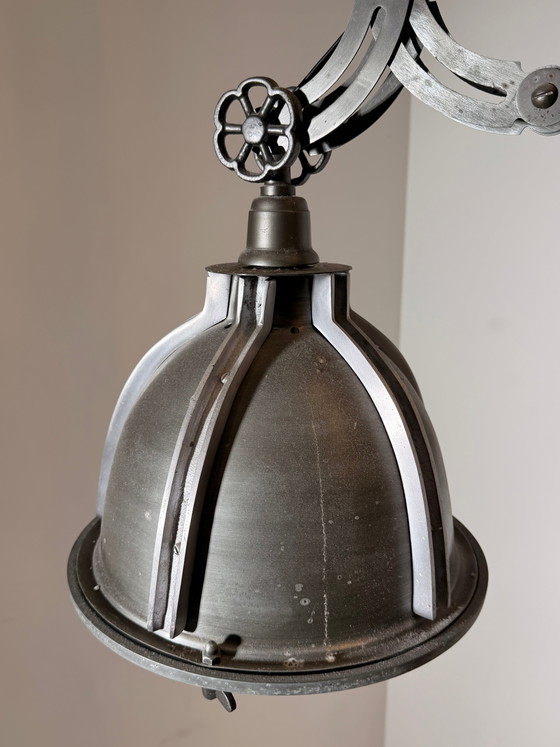 Suspension industrielle en forme de ciseaux (photo 4 of 8)
