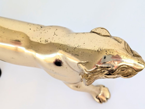 Image 1 of Statuetta vintage in ottone massiccio raffigurante una leonessa o una tigre | Scultura di metà secolo | Lunghezza 24,5 cm