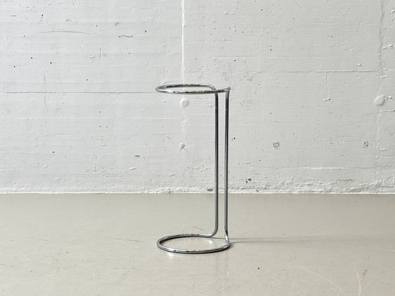 Image 1 of Lampadaire de style Space Age avec globe en verre opale et structure chromée, années 1970