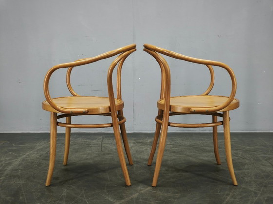 Image 1 of Silla de comedor con brazos TON Modelo 209 de madera curvada de haya, estilo checo, ideal para cafeterías y restaurantes.