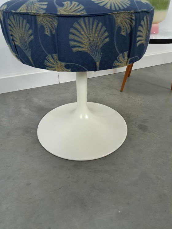 Image 1 of Sgabello a tulipano in metallo bianco dell'era spaziale