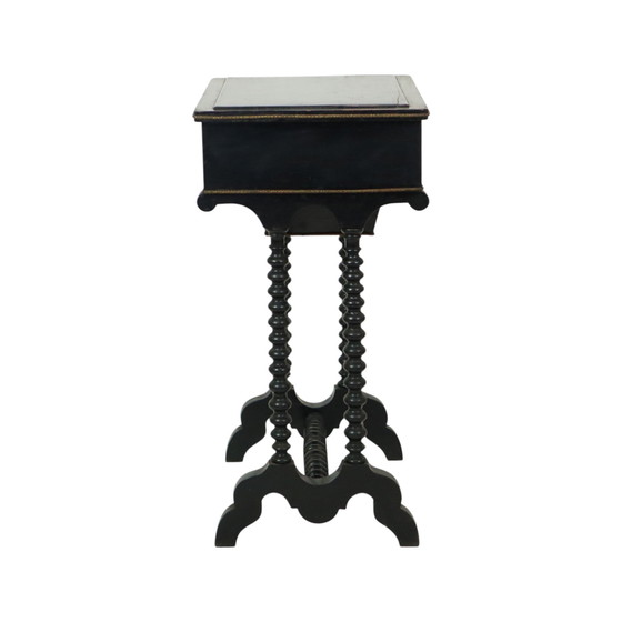 Image 1 of Table d'appoint antique laquée noire