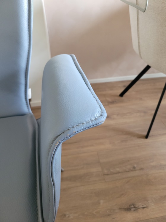 Image 1 of 2 lederen Bert Plantagie Blake eetkamerstoelen 1 met arm 1 zonder arm
