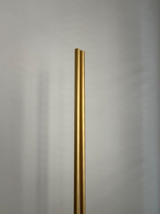 Image 1 of Le lampadaire Flos s'harmonise avec la couleur champagne.
