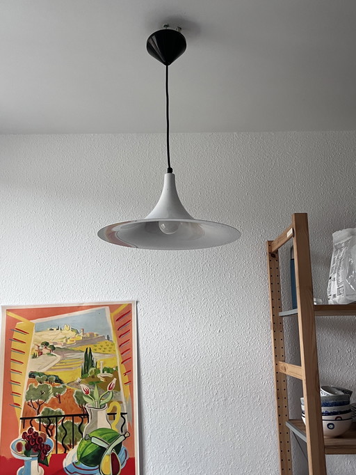 Lámpara colgante vintage – pantalla blanca en forma de embudo, estilo sombrero de bruja de mediados de siglo