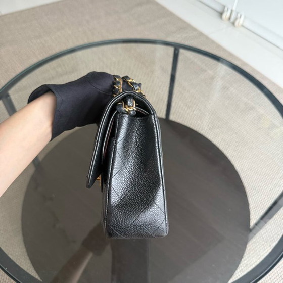 Image 1 of Chanel Classic Flap Medium - Caviar 25CM Gewatteerd generfd kalfsleer Zwart Goudkleurige hardware