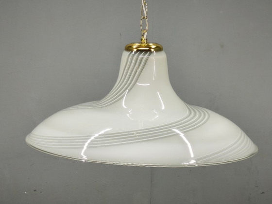 Lámpara colgante de cristal de Murano italiano de los años 70 con diseño de remolino y latón (photo 10 of 11)