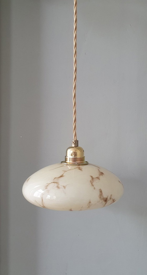 Lampada a sospensione vintage in vetro opalino stile Art Déco. Design Mid Century degli anni '30/'40. (photo 12 of 16)