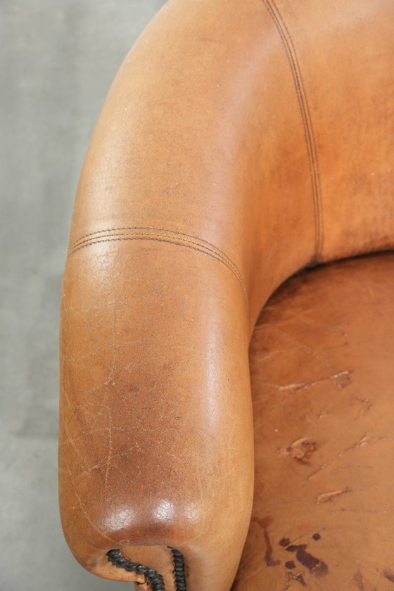 Image 1 of 2 x Subtiele karaktervolle vintage schapenleren clubfauteuil met een mooie lichte kleur en een mooie patina look