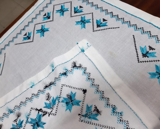 Image 1 of Tovaglia vintage ricamata a mano 72 x 68 cm