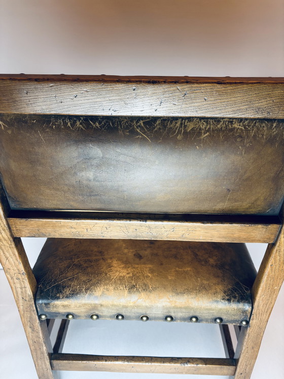 Image 1 of 🪑 Vintage eikenhouten armstoel met origineel leren bekleding (1920–1950)