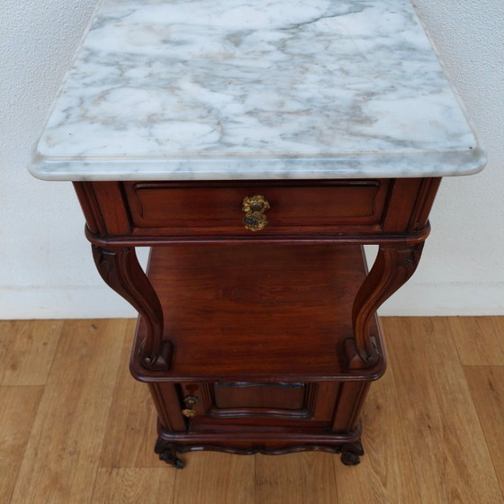 Image 1 of Table de chevet ancienne vintage avec plateau en marbre