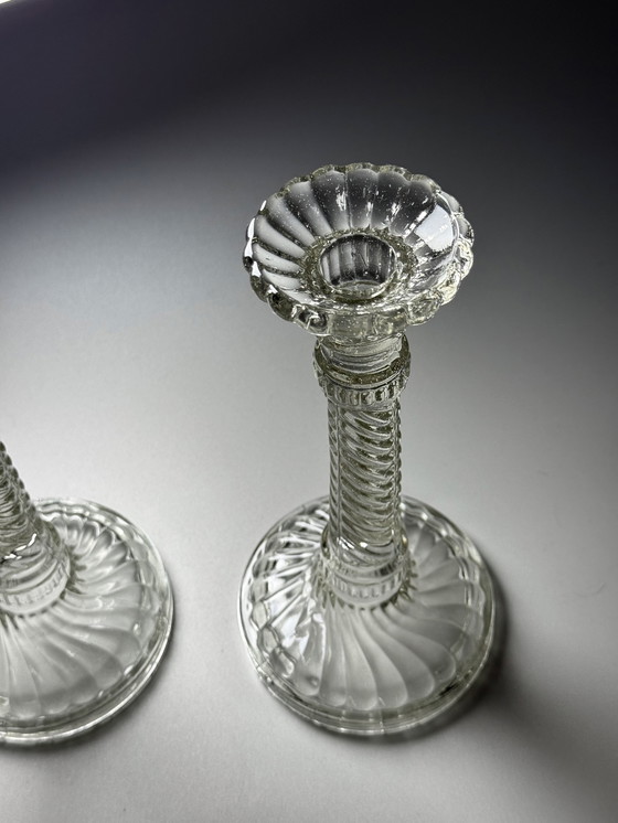 Image 1 of Een paar art-deco kandelaars van gedraaid glas — België, jaren 1920-1930