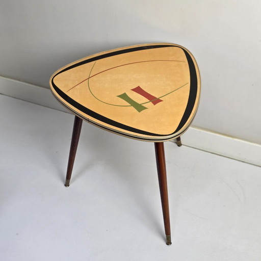 Vintage coffee table. Triangular, three-legged "kidney table". Top with funky retro pattern. 1950 / 1960. Mid-century