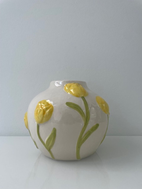 Image 1 of Handbemalte Vase mit Tulpenrelief