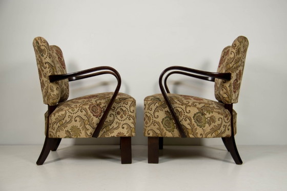 Image 1 of Een paar art deco fauteuils van gebogen hout met originele bloemenbekleding, circa jaren 1930.