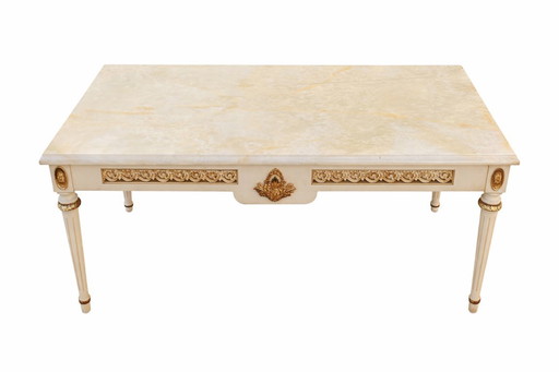 Salontafel in Louis XVI-stijl met een blad van wit marmer.