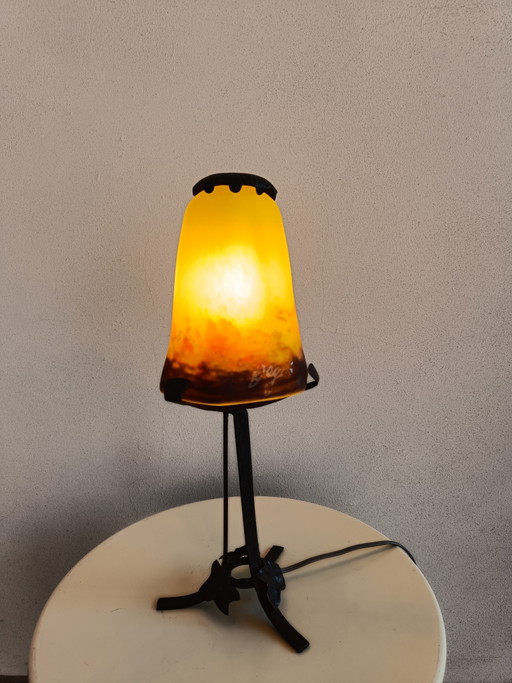 French Art Deco table lamp with signed Degué glass shade and wrought iron base, estimated 1930s/40s