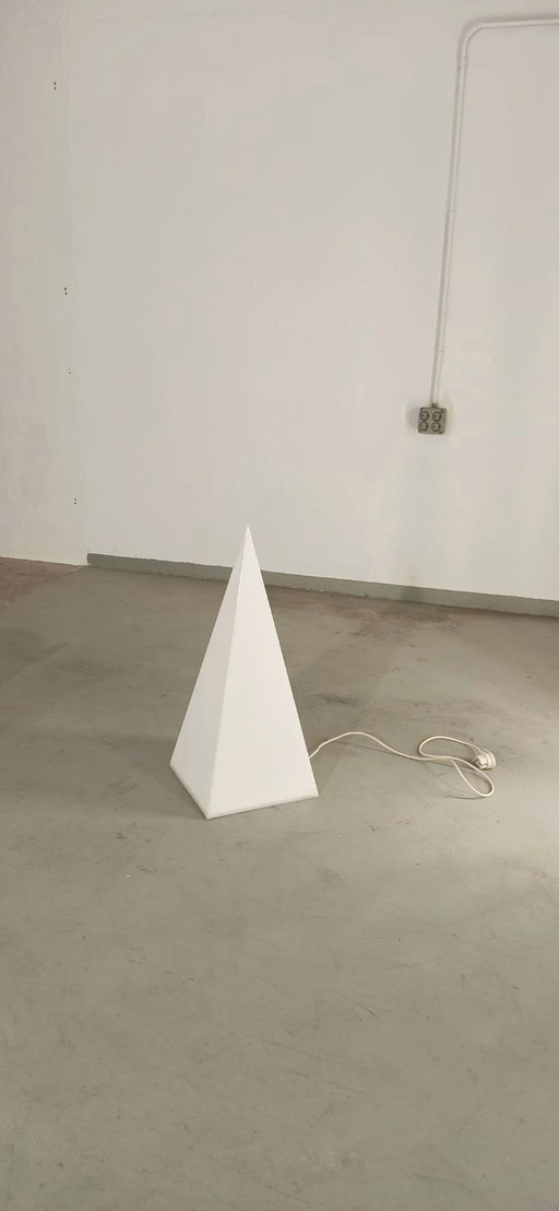 Lámpara de pie vintage en forma de pirámide