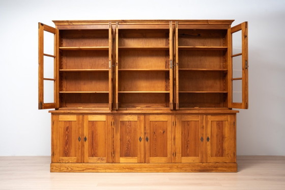 Monumentale grenenhouten boekenkast uit een schoolbibliotheek in Warschau, Polen, begin 20e eeuw. (photo 4 of 17)