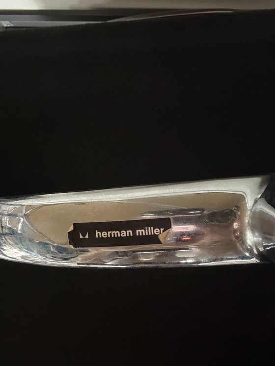 Image 1 of Silla Eames Soft Pad EA 205 de Vitra en cuero negro