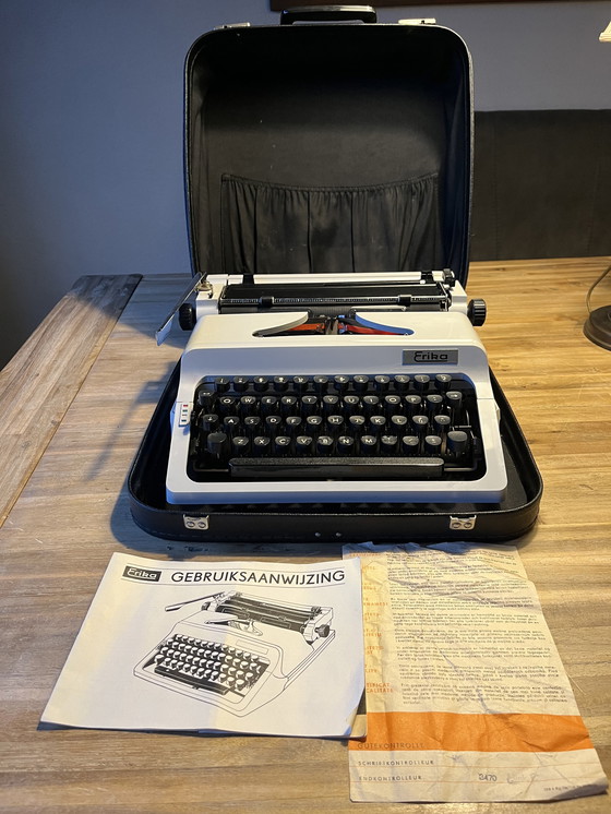 Image 1 of Macchina da scrivere portatile Erika d'epoca in una valigia