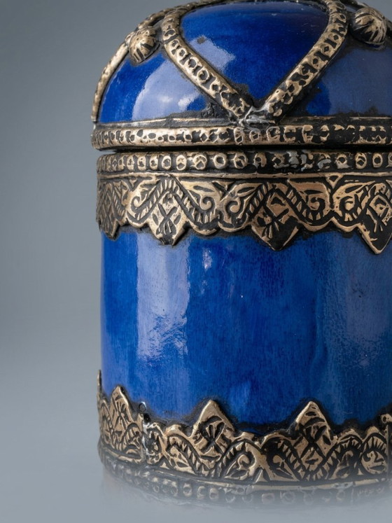 Vaso Coperto in Ceramica Blu Cobalto e Metallo Lavorato – H. 17 Cm – Oggetti decorativi, Iron (photo 6 of 7)