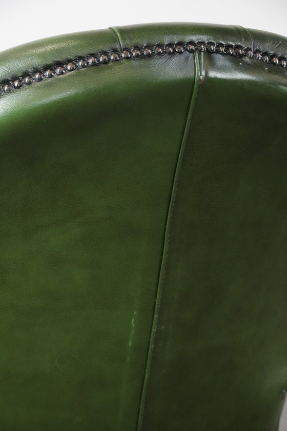 Image 1 of Grand fauteuil de bureau Chesterfield en cuir de vachette vert de style anglais, sur roulettes et à dossier haut.