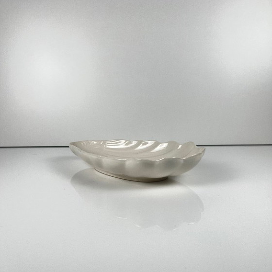 Image 1 of Ramequin en coquillage blanc, XXe siècle