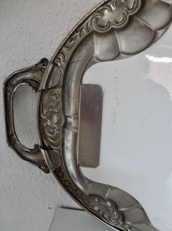 Image 1 of Vassoio d'epoca, bordo argentato, con centrotavola decorativo in porcellana.