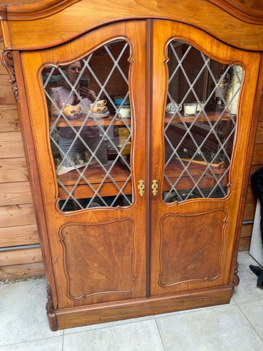 Preciosa vitrina antigua de roble con características puertas de vidrieras.