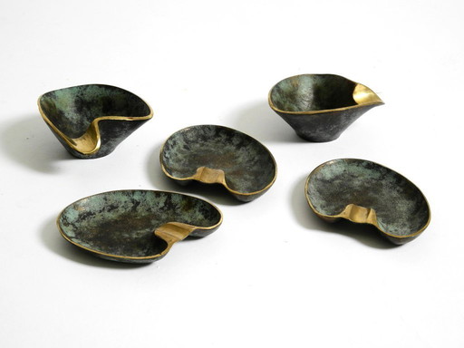 Bellissimi e molto rari, cinque posacenere da tavolo in ottone pesante della metà del secolo, realizzati da Carl Auböck, Austria