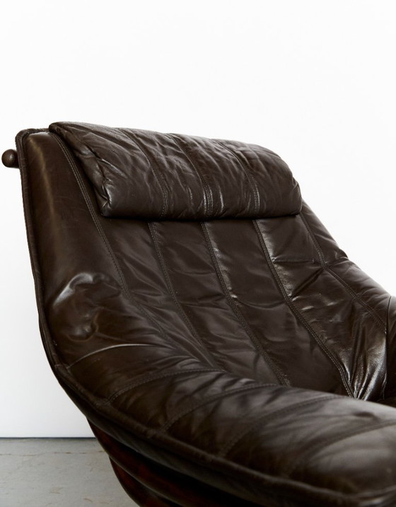 Image 1 of Fauteuil en voetenbank van bamboe en leer