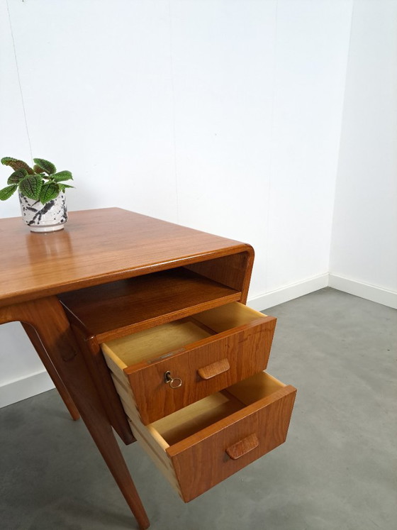 Image 1 of Teak vrijstaand partner bureau met schuine vormen, lades en extra uitschuifbaar werkblad