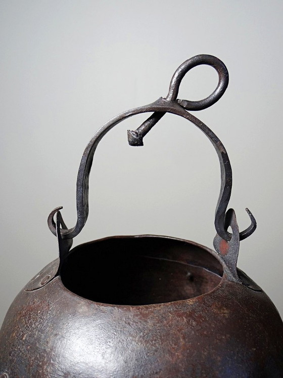 Image 1 of Kleine hangende ketel van geklonken smeedijzer, in Arts & Crafts-stijl, vintage.