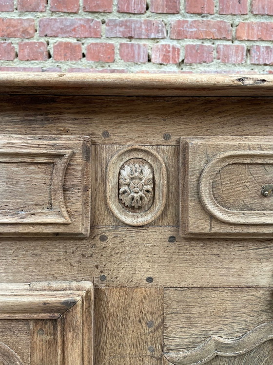 Image 1 of Credenza/buffet in stile rustico in rovere massello con intagli in legno.