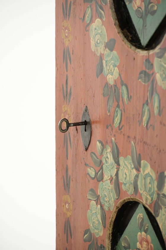 Einzigartiger antiker österreichischer handbemalter Brautschrank mit schöner Patina und funktionierendem (photo 7 of 13)