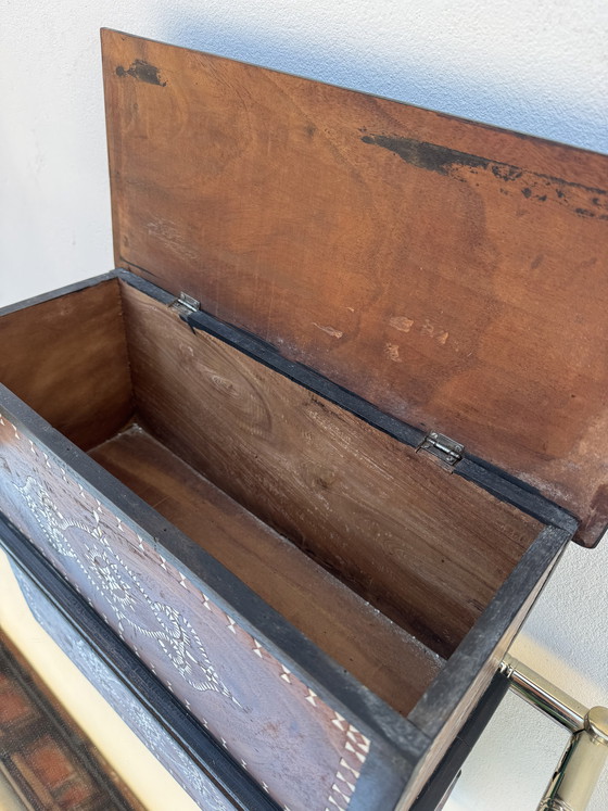 Image 1 of Antico baule orientale con intarsi in madreperla