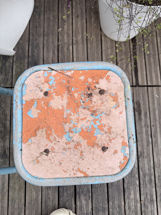 Image 1 of 2 tabourets anciens en métal vintage