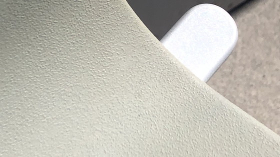 Image 1 of set van 2 grijze, comfortabele design-stoelen van het merk vitra. in goede staat