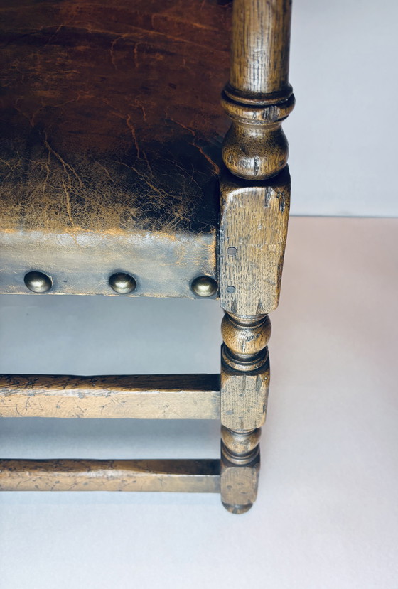 Image 1 of 🪑 Vintage eikenhouten armstoel met origineel leren bekleding (1920–1950)