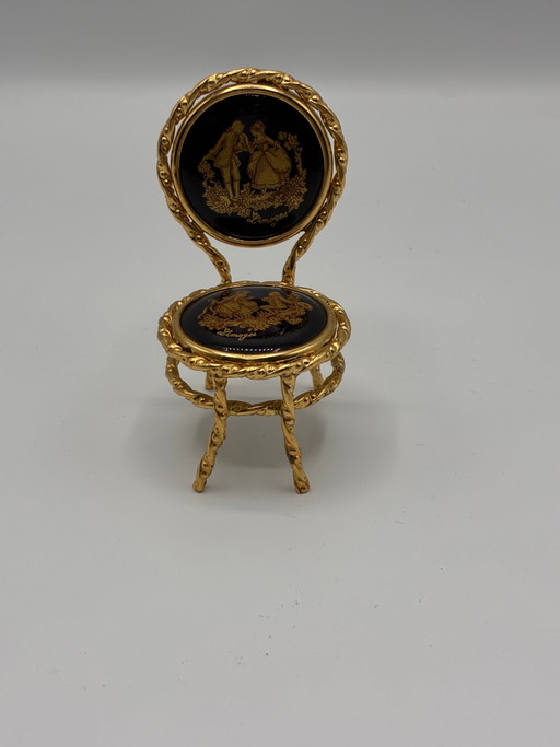 Miniaturstuhl aus vergoldetem Metall und Limoges-Porzellan – elegantes Dekor in Marineblau und Gold – decoratieve objecten