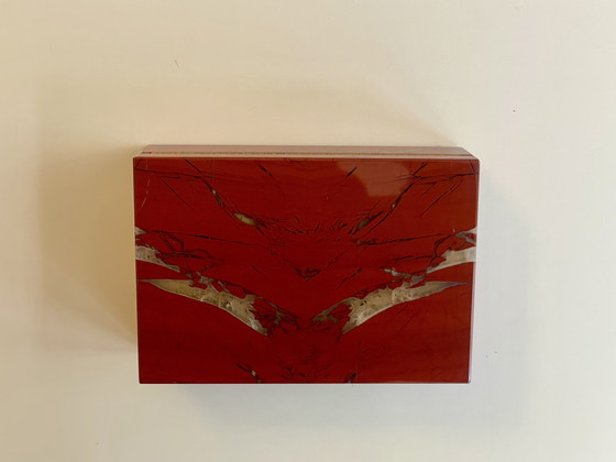 Image 1 of Schatulle aus rotem Jaspis mit Quarz Einschmelzungen 