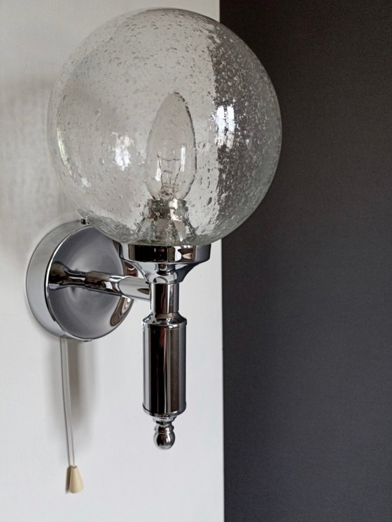Image 1 of Set di due lampade da parete degli anni Settanta in cromo e paralumi in vetro di Murano "Pulegoso".