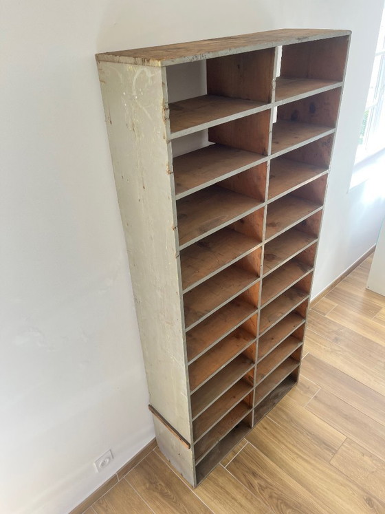 Image 1 of Großer antiker Werkstattschrank mit patinierten Holzfächern, 20. Jahrhundert.