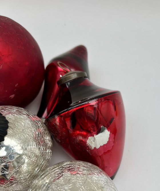 Image 1 of 1. Vintage glazen kerstballenset in rood en zilver