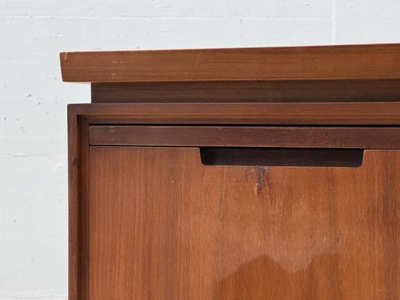 Image 1 of Elegante escritorio de mediados de siglo en nogal, década de 1960.