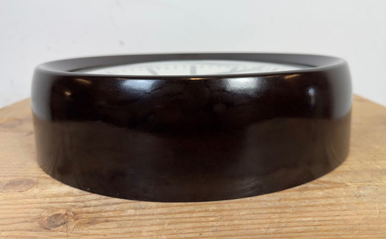 Image 1 of Industriële bakelieten fabriekswandklok van Pragotron, jaren 60